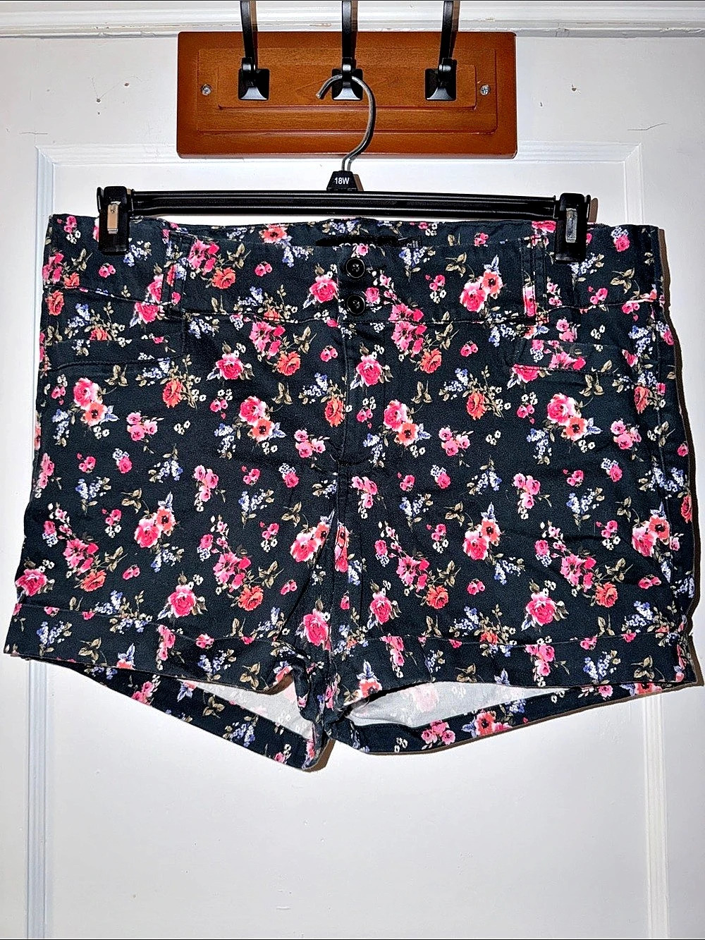 Torrid Floral Shorts in Black & Pink Size 22 Like New